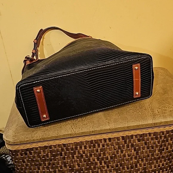 Dooney and Bourke black embossed lizard hobo purse..free shipping - Picture 4 of 9